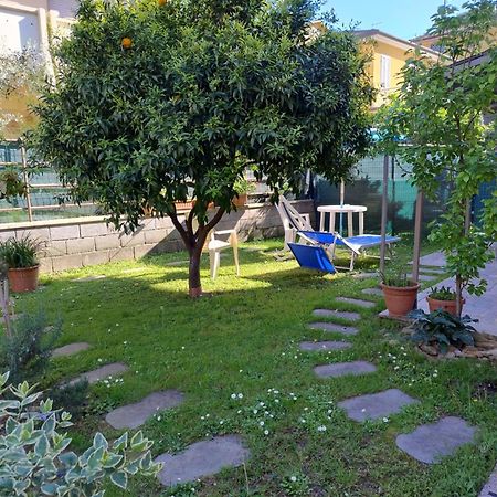 Bilocale Climatizzato A 850M Dalla Spiaggia Casa Katia Marina di Massa Extérieur photo